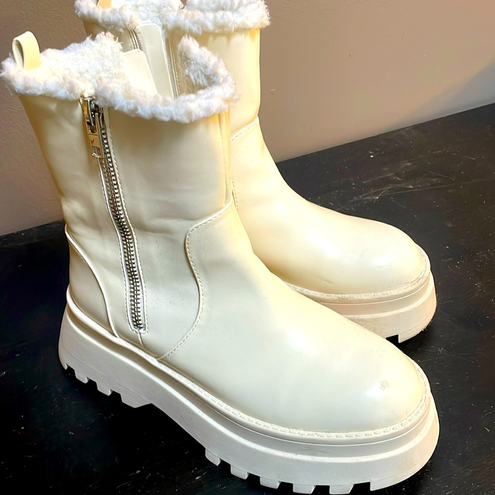 Forever 21 Cream Winter Boots Size 8